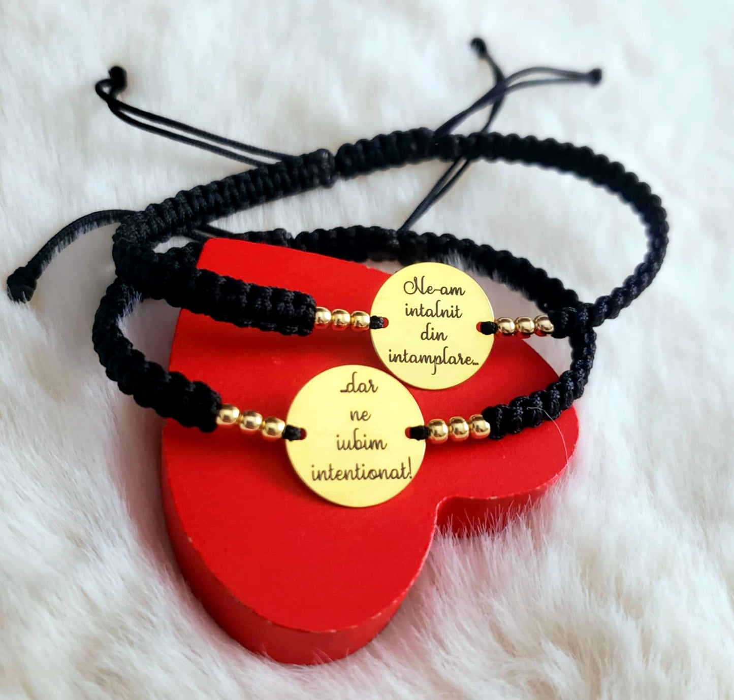 Set Bratari Impletite Personalizate Pentru Cuplu - Banut 14,50mm - "Ne-am iubit intentionat" - Pandantive Argint Placat Cu Aur 24K