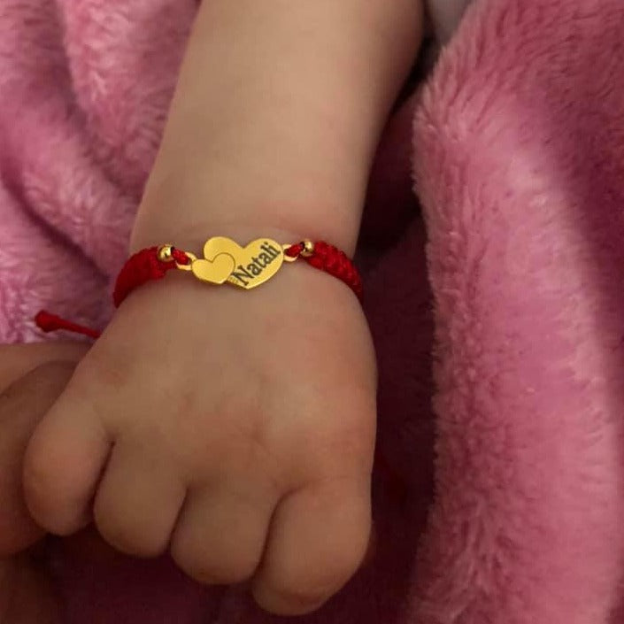 bratara impletita cu ata rosie cu pandantiv doua inimioare din argint placat cu aur 24K personalizat cu nume