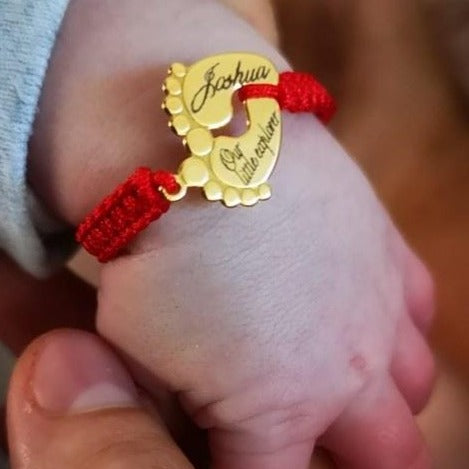 bratara impletita cu ata rosie cu pandantiv picioruse bebe din argint placat cu aur personalizat cu nume