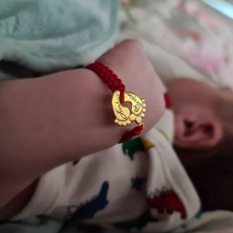 bratara impletita cu ata rosie cu pandantiv picioruse bebe din argint placat cu aur personalizat cu nume