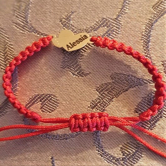 bratara impletita cu ata rosie cu pandantiv doua inimioare din argint placat cu aur 24K personalizat cu mesaj