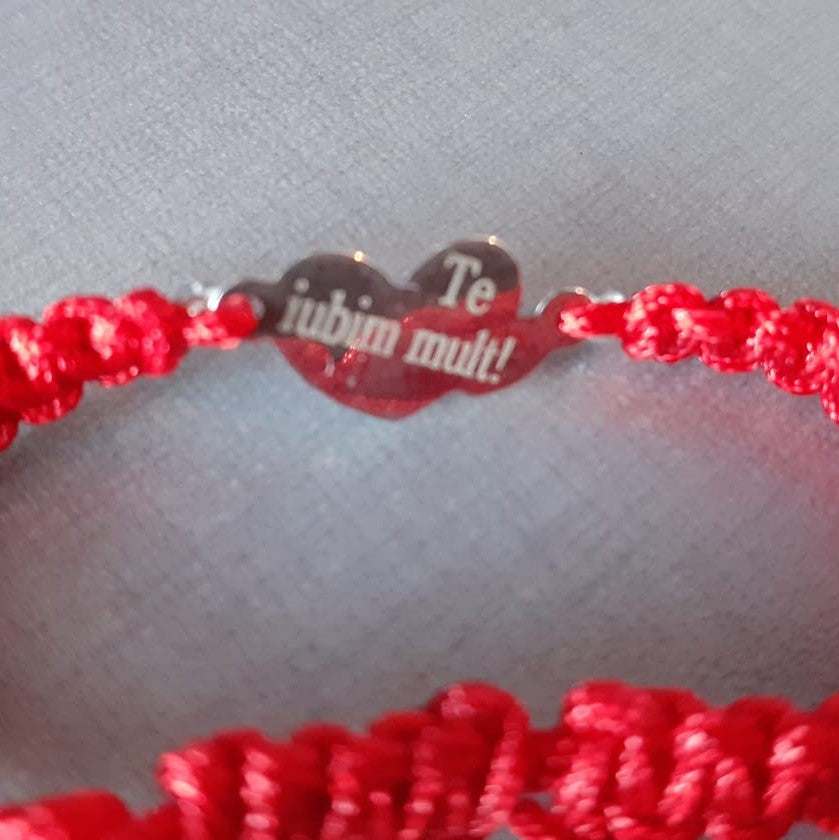 bratara impletita cu ata rosie cu pandantiv doua inimioare din argint placat cu aur 24K personalizat cu mesajul te iubim mult