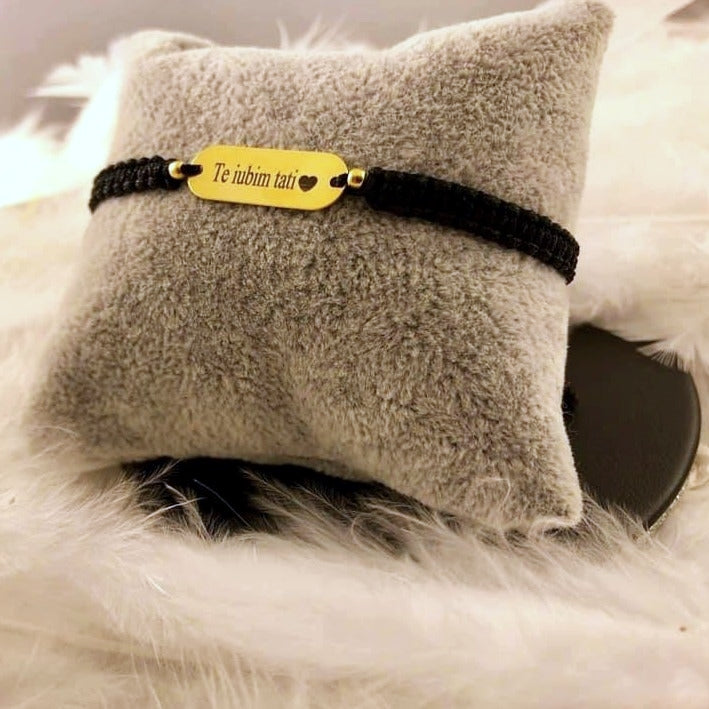 bratara impletita cu ata neagra cu pandantiv din argint placat cu aur placuta personalizata