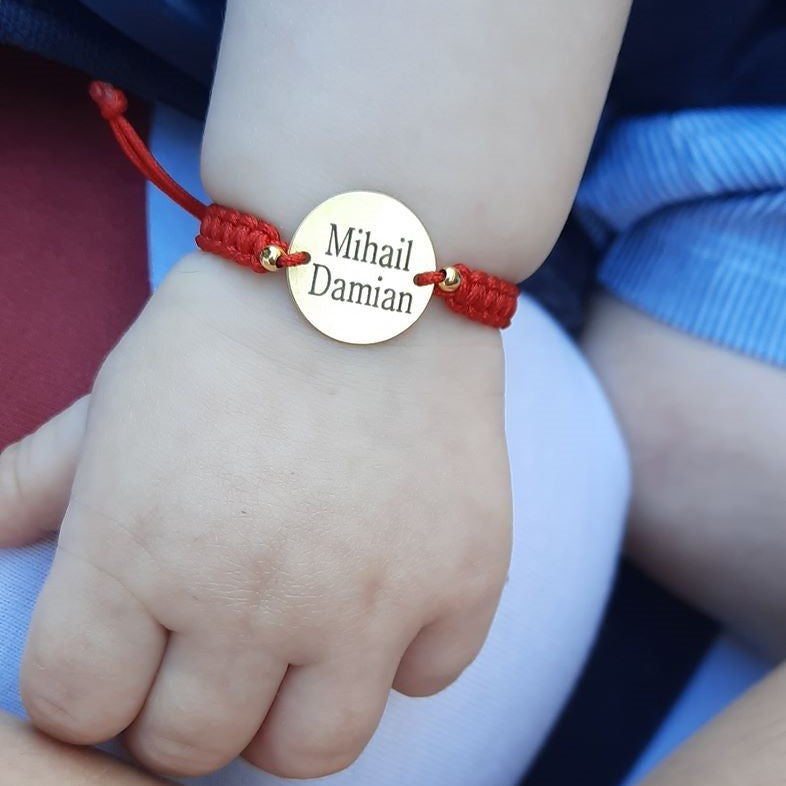bratara impletita cu ata rosie cu banut din argint placat cu aur 24K personalizat cu nume