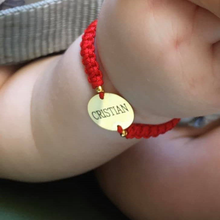 bratara impletita cu ata rosie cu banut din argint placat cu aur 24K personalizat cu nume