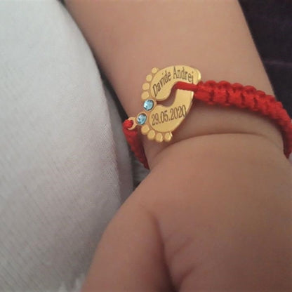 bratara impletita cu ata rosie cu pandantiv picioruse bebe din argint placat cu aur cu pietricele personalizat cu nume