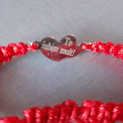bratara impletita cu ata rosie cu pandantiv doua inimioare din argint placat cu aur 24K personalizat cu mesajul te iubim mult