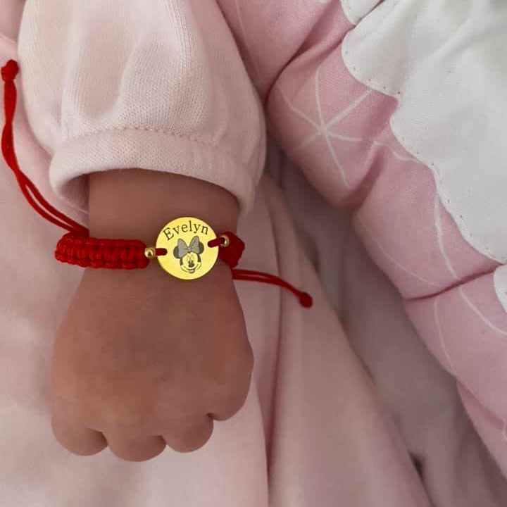 bratara impletita cu ata rosie cu banut din argint placat cu aur 24K personalizat cu nume si simbol minnie mouse