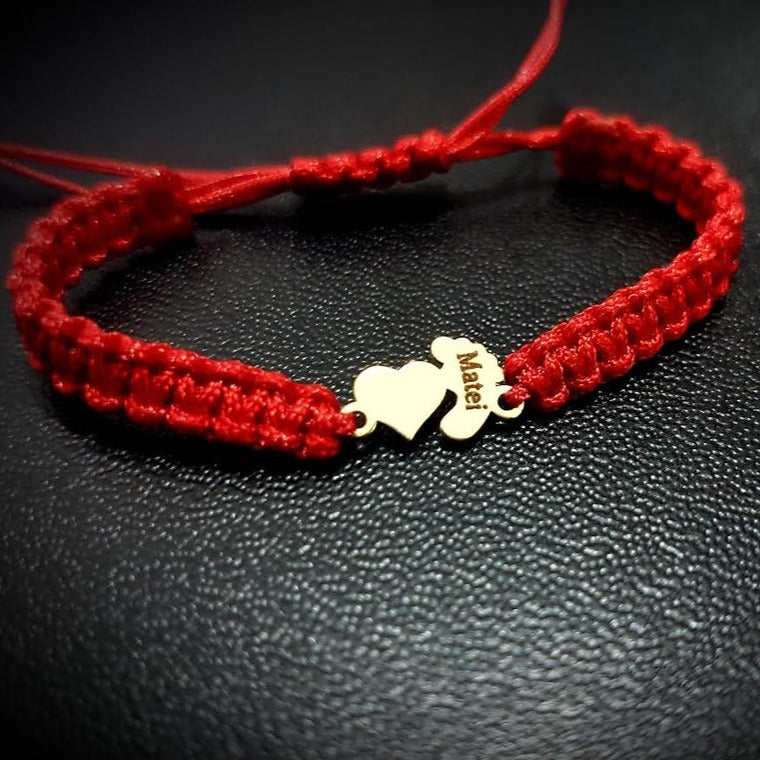 bratara impletita cu ata rosie personalizata pentru bebelusi pandantiv inima si piciorus din aur 14K