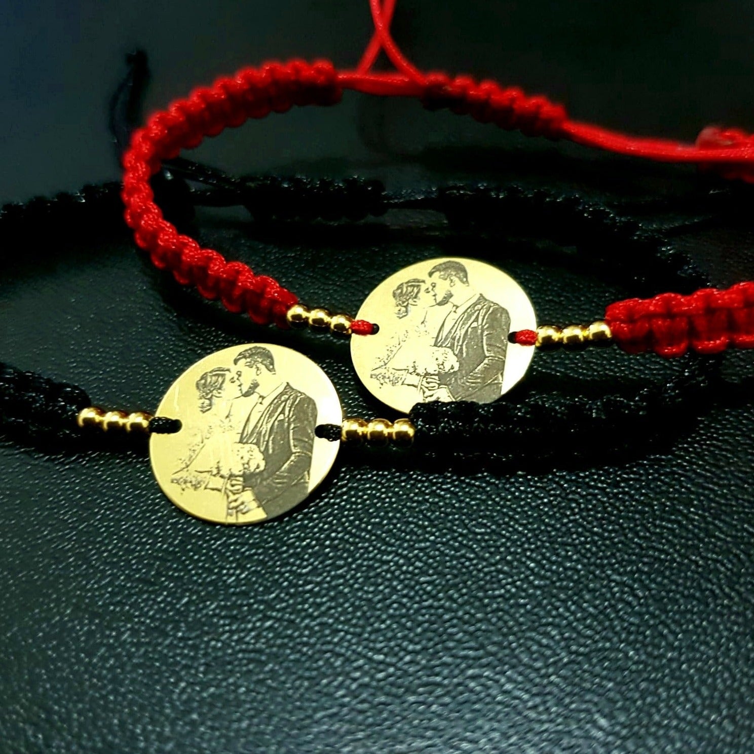 bratara impletita cu ata rosie cu pandantiv banut din argint placat cu aur personalizat cu fotografie