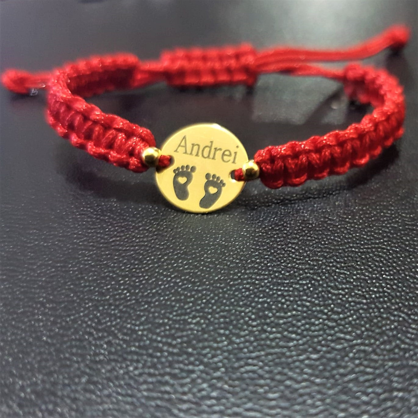 bratara impletita cu ata rosie cu banut din argint placat cu aur 24K personalizat cu nume si doua picioruse de bebelus