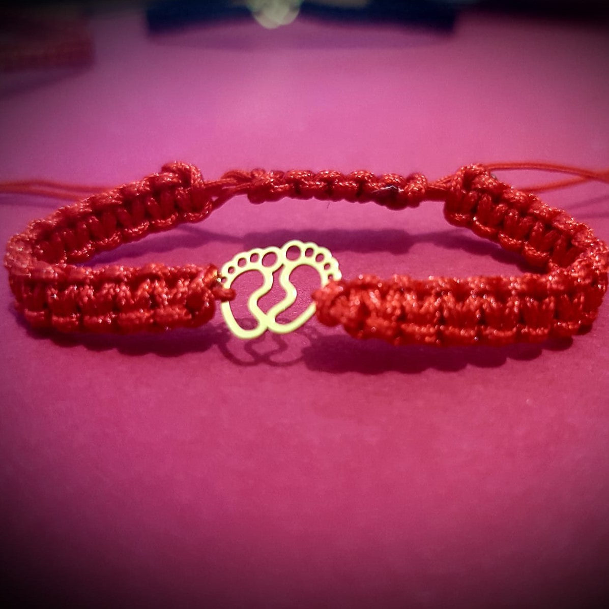 bratara impletita rosie pandantiv picioruse bebe aur 14K