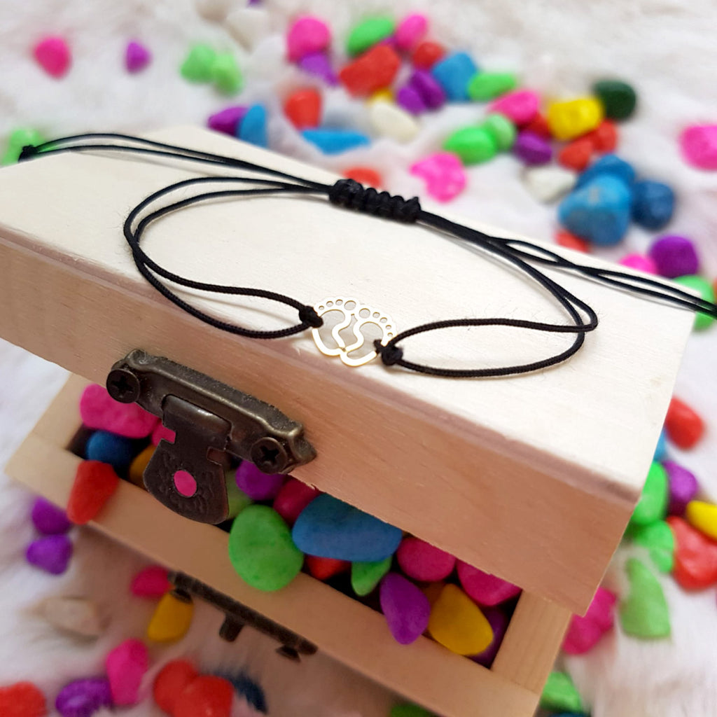 bratara din ata neagra cu pandantiv din aur 14K talpite de bebelus