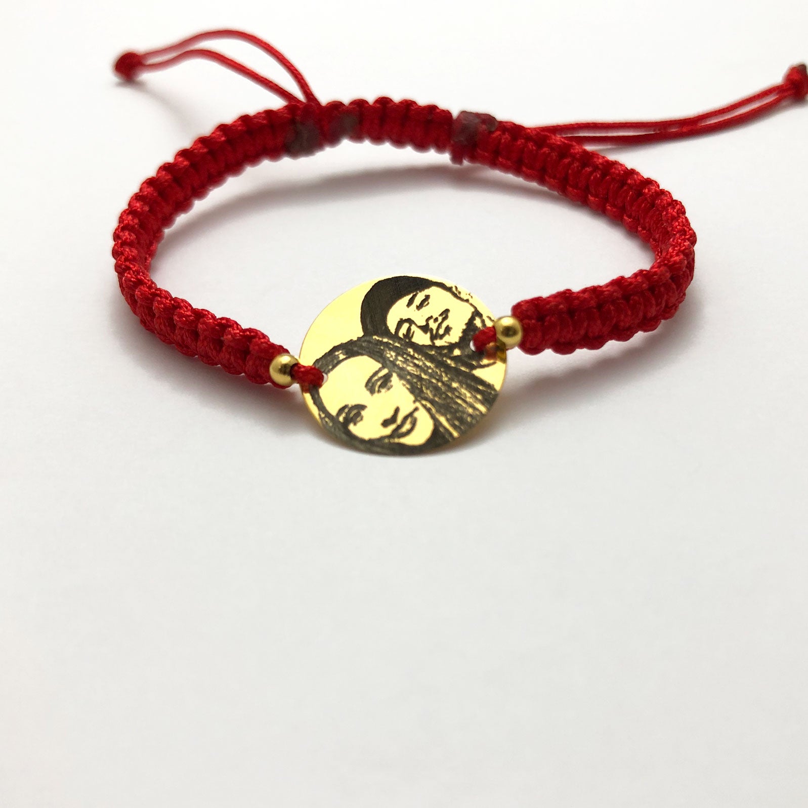 bratara impletita cu ata rosie cu pandantiv banut din argint placat cu aur personalizat cu fotografie
