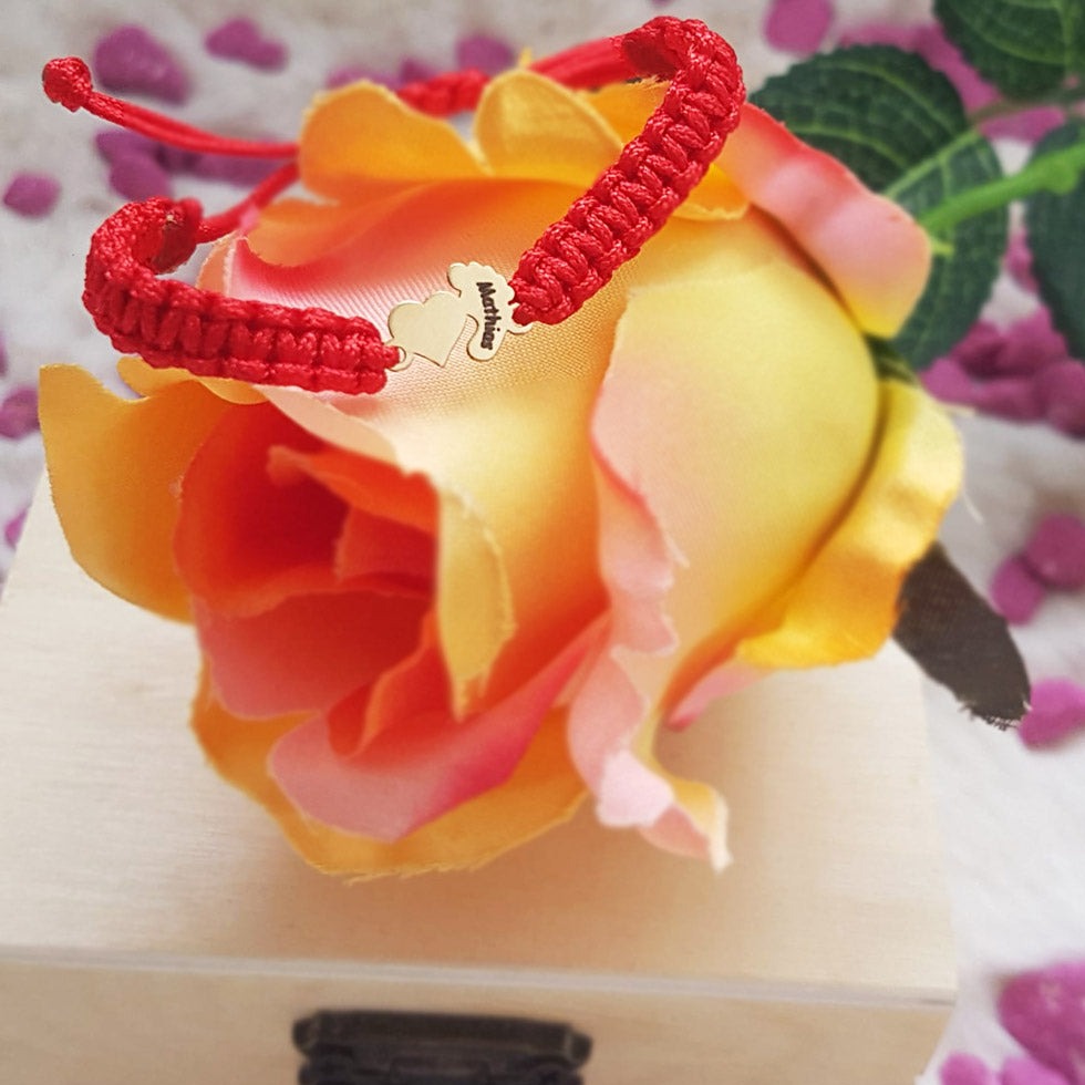 bratara impletita cu ata rosie personalizata pentru bebelusi pandantiv inima si piciorus din aur 14K