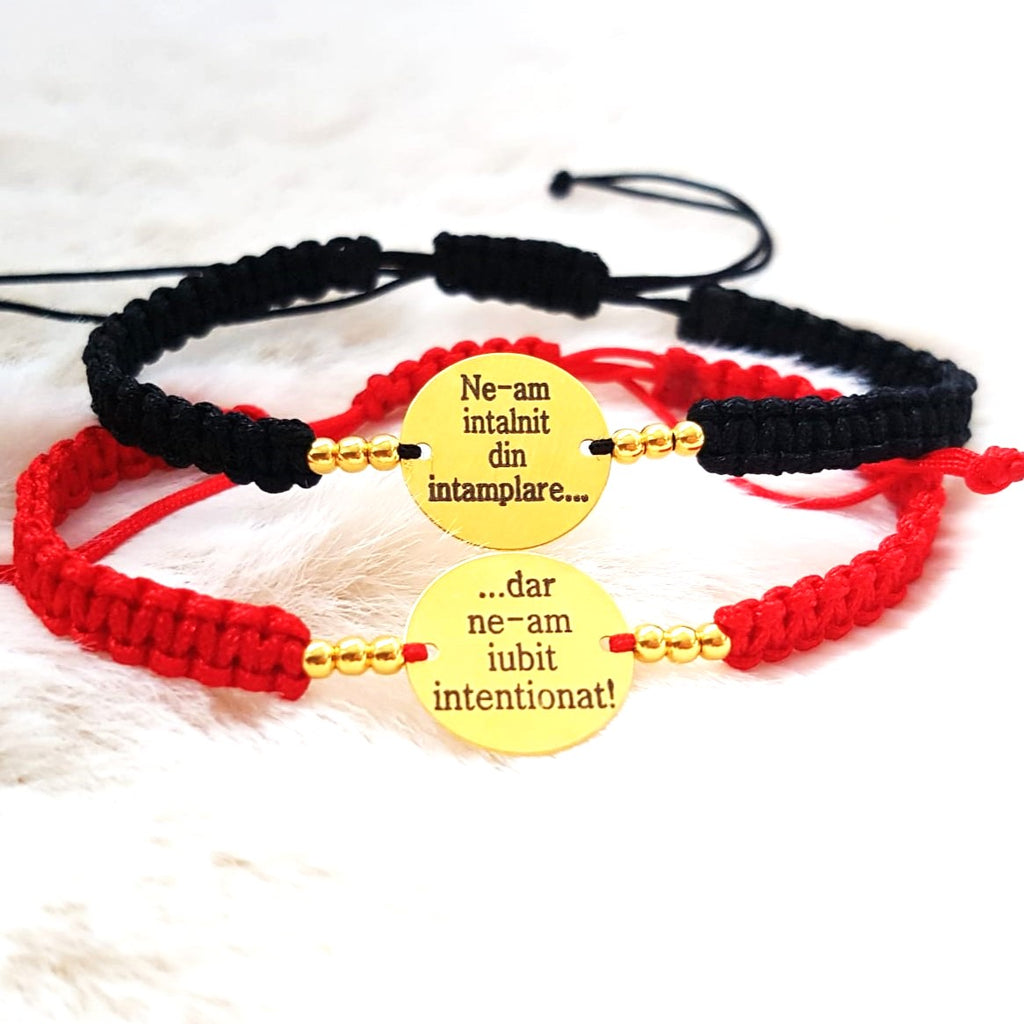 Set Bratari Impletite Personalizate Pentru Cuplu - Banut 16,50mm - "Ne-am iubit intentionat" - Pandantive Argint Placat Cu Aur 24K